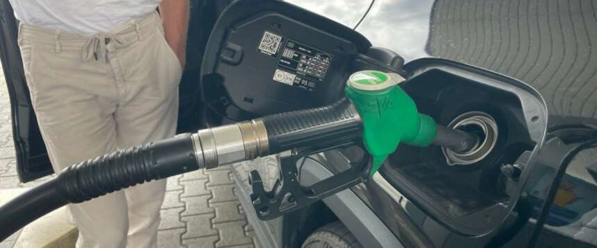 Caro-carburanti, il governo proroga il taglio delle accise fino al 22 maggio: il decreto del Mef, promessa mantenuta