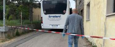 Donna aggredita a martellate su un bus di linea a Terni, è grave