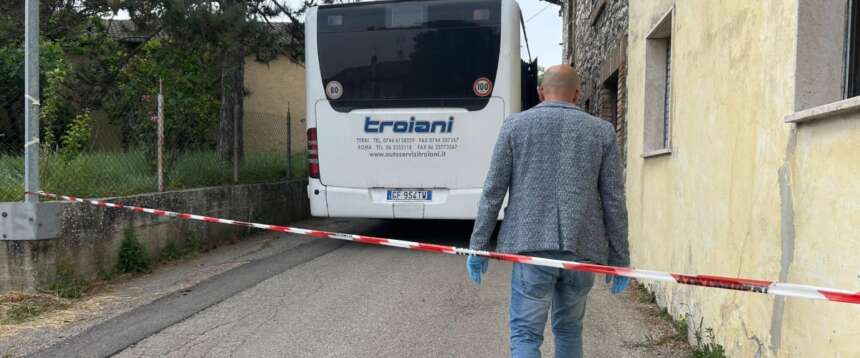 Donna aggredita a martellate su un bus di linea a Terni, è grave