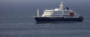 Hantavirus, la nave da crociera olandese MV Hondius ancorata al largo della costa della città di Praia, sull’isola di Santiago, Capo Verde, il 4 maggio 2026, dopo che tre persone sono morte a bordo a causa di una sindrome respiratoria acuta