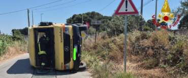 Scuolabus con bambini si ribalta dopo lo scontro con un Suv a Mazara del Vallo: 19 feriti
