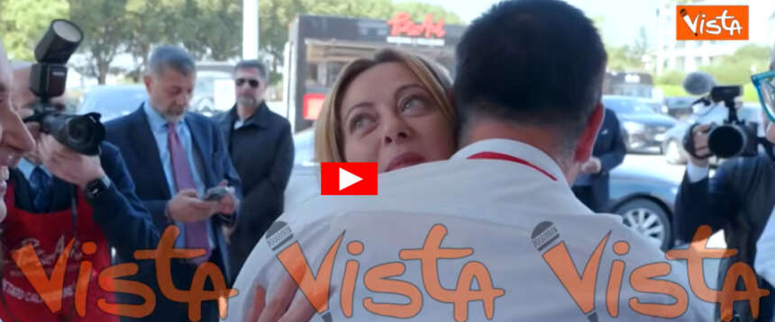 Il Primo Maggio della Meloni dai ragazzi autistici di Pizzaut: “Siete i lavoratori più straordinari” (video)