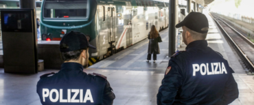 Milano, rissa tra gang sui binari: 22enne preso a coltellate muore dopo la corsa in ospedale