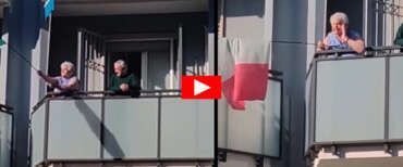 “Nonna Patria” sventola il tricolore e urla: “Io sono italiana!”. E i “compagni” pro-Pal la insultano ( video)