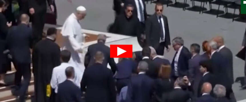 Sviene per il caldo, Papa Leone corre e si inginocchia per soccorrere il fedele (video)