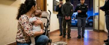 Paura a Genova, 30enne egiziano, fermato dopo una fuga di due ore, tenta di rapire dal passeggino un bambino di 6 mesi afferrandolo per il collo (Foto generata da IA)
