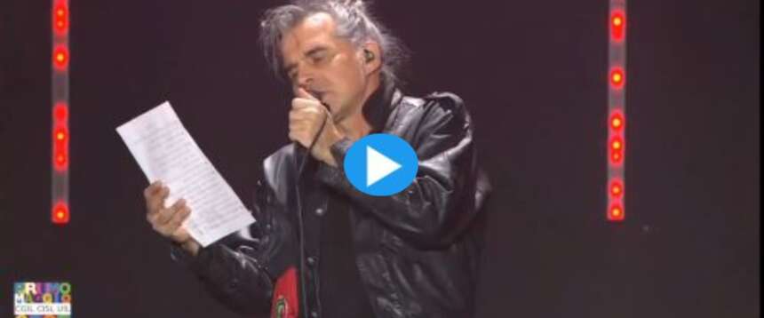 Piero Pelù in un momento del monologo choc al Concertone del primo Maggio