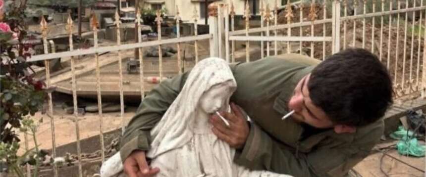 Sigaretta in bocca alla statua della Madonna: nuovo oltraggio (con selfie) di un soldato israeliano ai cristiani