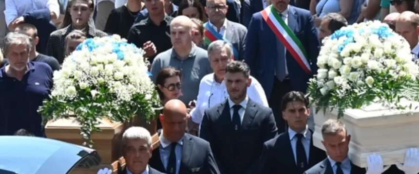 Più di 2000 persone al funerale di Giorgia Sommacal e Monica Montefalcone. Da Mattarella le onorificenze ai sub finlandesi