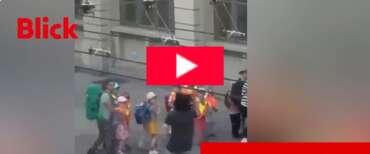 Paura in Svizzera, attacca i passanti col coltello al grido di “Allah Akbar”: il video choc ripreso da un testimone