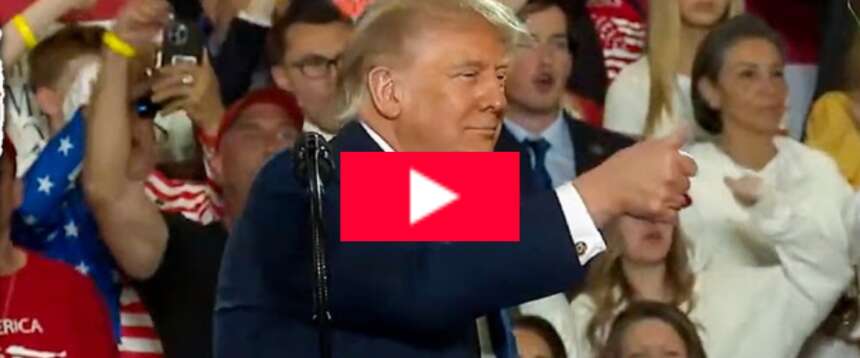 “Portatelo a casa dalla mamma”: Trump irride uno dei contestatori durante un comizio a New York  e viene acclamato