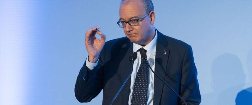 Valditara premia i tre docenti eroi di Parabiago e rilancia: ora una narrazione positiva sulla scuola