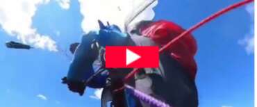 Aereo squarcia il parapendio in volo: donna sopravvissuta per miracolo (video)