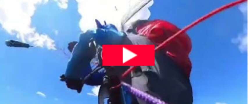 Aereo squarcia il parapendio in volo: donna sopravvissuta per miracolo (video)