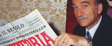 Meloni omaggia Almirante con la foto simbolo della destra: “Resta la forza delle idee”