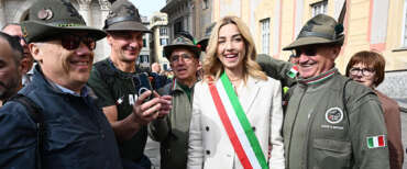 Genova accoglie gli Alpini tra festa e polemiche: ma arriva la gaffe di Silvia Salis…