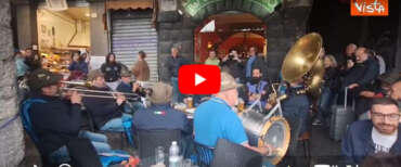 Alpini, numeri record a Genova: 90mila Penne nere, 400mila presenze. E loro festeggiano con l’Inno di Maradona (video)