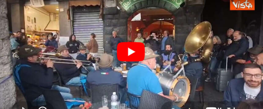 Alpini, numeri record a Genova: 90mila Penne nere, 400mila presenze. E loro festeggiano con l’Inno di Maradona (video)