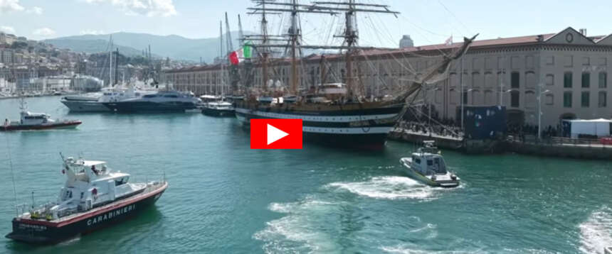 L’Amerigo Vespucci a vele spiegate verso l’America. Gli alpini salutano “la nave più bella del mondo” (video)