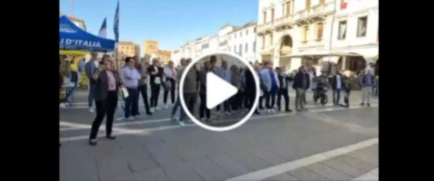 Gli anarchici tentano l’assalto al gazebo di FdI inneggiando a Cospito e alle foibe. La destra risponde con l’Inno di Mameli (Video)