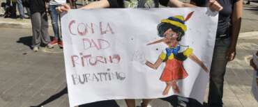 Un momento di una manifestazione di protesta contro la Dad ai tempi del Covid