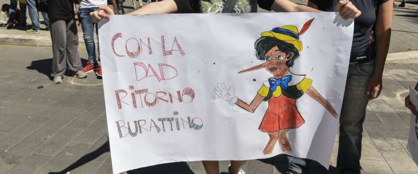 Un momento di una manifestazione di protesta contro la Dad ai tempi del Covid