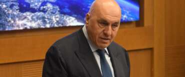 Crosetto: «In caso di pace dobbiamo essere pronti: avviciniamo due cacciamine a Hormuz»