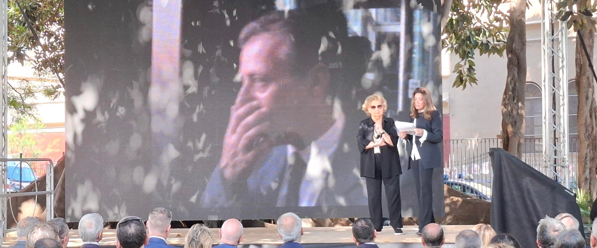 falcone slogan squallidi sotto l8217albero a palermo la sorella maria contestate pure ma alle 1758 state zitti da Secoloditalia.it falcone slogan squallidi sotto l8217albero a palermo la sorella maria contestate pure ma alle 1758 state zitti
