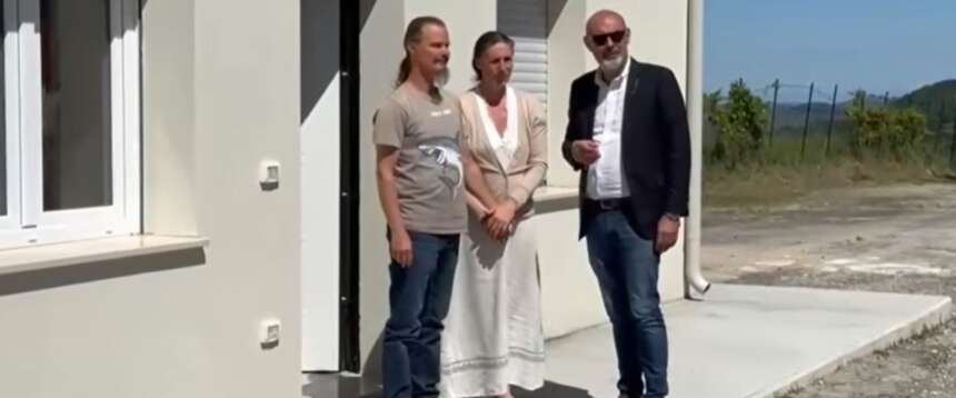 Famiglia nel bosco, qualcosa si muove: l’incontro tra Nathan e Catherine con il nuovo legale Simone Pillon nella nuova casa messa a disposizione dal Comune