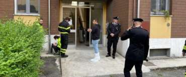 Piacenza, nuovo femminicidio: donna presa a coltellate dal marito reo confesso. Ritrovato sulla tomba del figlio