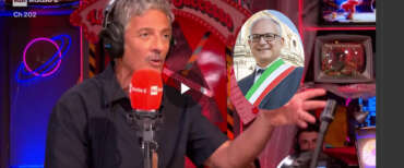 Fiorello ridicolizza Gualtieri: “Mi ha salutato con la mano moscia perché l’ho criticato sulla Ztl” (video)