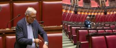 “Ringrazio Meloni”: finisce lo show di Giachetti in manette (comprate in un sexy shop) per protestare contro la Vigilanza Rai