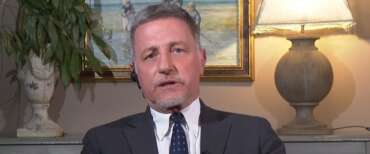 Giannini, il paragone miserevole offende vecchi e disabili: “Un centenario su una seria a rotelle è inutile. Come il governo” (video)