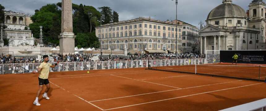 L’allenamento di Novak Djokovic sul campo da tennis allestito a Piazza del Popolo in occasione degli Internazionali