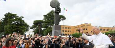 Papa Leone alla Sapienza accolto come una star: standing ovation e selfie. “Siamo costruttori di pace. Non chiamate difesa il riarmo”