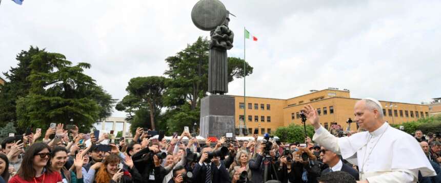 Papa Leone alla Sapienza accolto come una star: standing ovation e selfie. “Siamo costruttori di pace. Non chiamate difesa il riarmo”