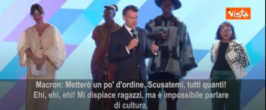 Macron perde le staffe con gli africani rumorosi: “Se non vi interessa, andate fuori” (video)