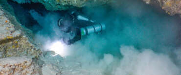 Maldive, le prime immagini della grotta degli squali dove sono morti i 5 sub. La visibilità scompare subito