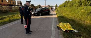 Travolti da un furgone mentre vanno al lavoro in bici: morti due giovani operai