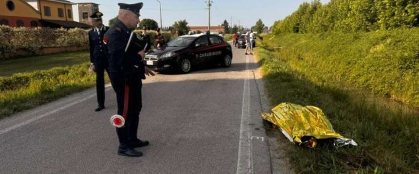 Travolti da un furgone mentre vanno al lavoro in bici: morti due giovani operai