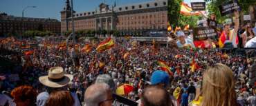 Spagna, la primavera bollente di Sanchez: inchieste, perquisizioni e proteste contro il governo