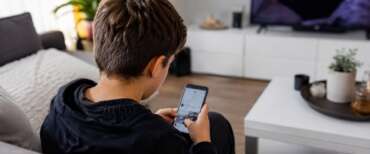 Smartphone prima dei 10 anni: ecco come stanno cambiando i genitori italiani