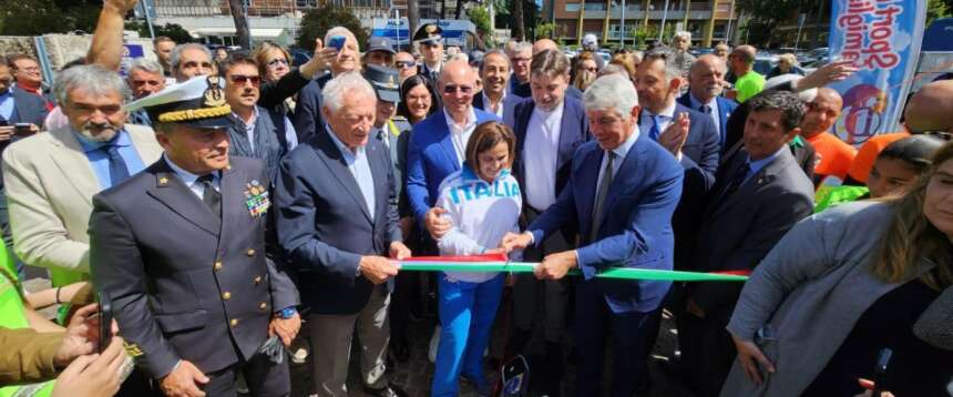 Il ministro Abodi al taglio del nastro di “Sport in Famiglia”
