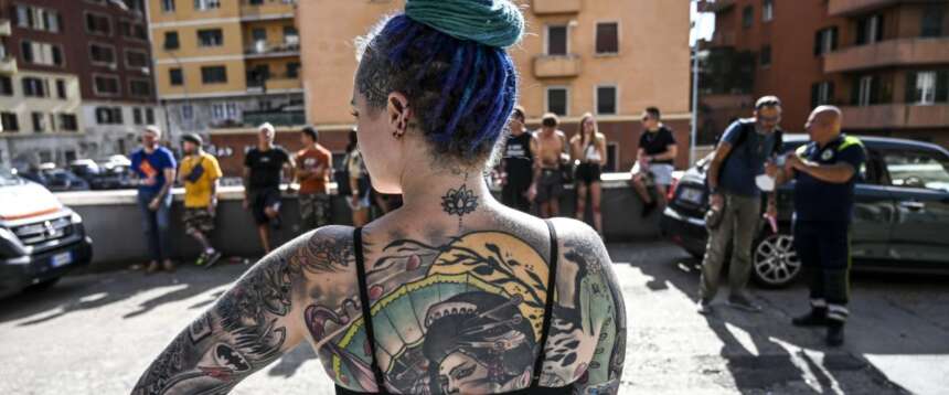 Tra unicità e omologazione: il tatuaggio vive una nuova vita fatta di contraddizioni e spirito del tempo