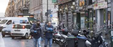 Roma, aggrediscono un turista e gli staccano quasi un orecchio per una collana: tre arresti