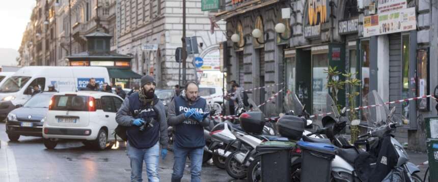Roma, aggrediscono un turista e gli staccano quasi un orecchio per una collana: tre arresti