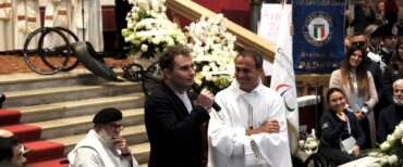 In migliaia a Padova per l’addio ad Alex Zanardi: sotto l’altare la sua handbike. Il figlio Nicolò: impastava la pizza col sorriso (video)