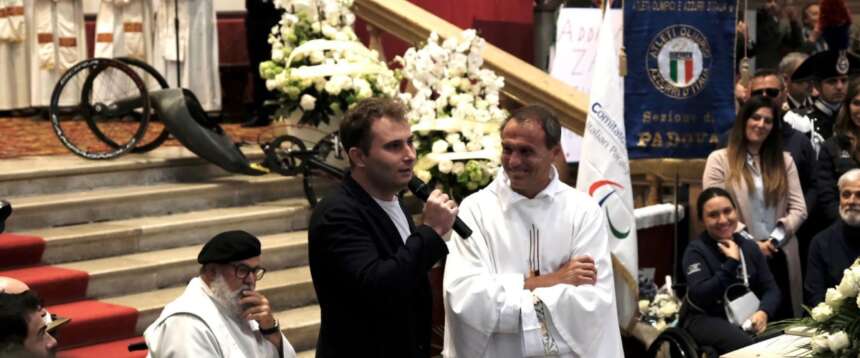 In migliaia a Padova per l’addio ad Alex Zanardi: sotto l’altare la sua handbike. Il figlio Nicolò: impastava la pizza col sorriso (video)