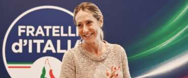 Arianna Meloni stende il centrosinistra: “Dura come un gatto in tangenziale”. Poi rivendica: “17 miliardi in più alla Sanità”