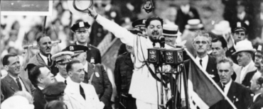 ROMA – SPE – IL 900 RACCONTATO DALL’ISTITUTO LUCE IN DVD – GLI ATLANTICI: 1933, IL CELEBRE DISCORSO DI BALBO A NEW YORK. Una collana di trenta documentari per oltre 60 ore di immagini con cui raccontare un secolo della nostra storia grazie agli straordinari materiali, spesso inediti, degli archivi dei cinegiornali Luce. Questo il progetto della collana di Dvd ”Novecento” realizzato dall’Istituto Luce e che andra’ in edicola ogni due settimane per 15 mesi a partire da domani al costo di 7,90 euro. Il primo numero, presentato oggi, si intitola ”Gli atlantici” e prende lo spunto dalla trasvolata atlantica che nel 1933 porto’ 24 aerei italiani da Roma a New York. A capo delle squadriglie c’era Italo Balbo, celebre gerarca del Fascio che fu al fianco di Mussolini fin dalla ‘marcia su Roma’ e poi come ministro dell’Aviazione e governatore della Libia. UFF. STAMPA ISTITUTO LUCE/ANSA
